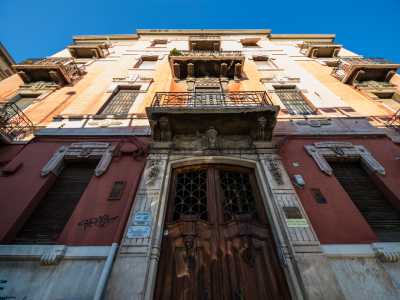 ...grazie ai raffinati dettagli architettonici in stile neo-egizio